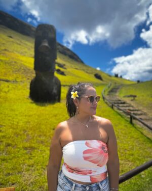 Pamela Leiva Instagram - Segundo día en Rapa Nui 🗿🌺 No paro de sorprenderme de esta isla hermosa. Su gente, la amabilidad y la buena onda✨ Que el universo me traiga de vuelta muchas veces 🏝️. Siento que algunas de mis vidas las viví aquí 🥹. A todas las personitas lindas que han sido parte de este sueño de estar en Rapa Nui  gracias gracias gracias ✈️🌺✨