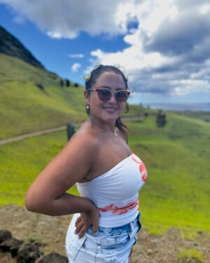 Pamela Leiva Instagram - Segundo día en Rapa Nui 🗿🌺 No paro de sorprenderme de esta isla hermosa. Su gente, la amabilidad y la buena onda✨ Que el universo me traiga de vuelta muchas veces 🏝️. Siento que algunas de mis vidas las viví aquí 🥹. A todas las personitas lindas que han sido parte de este sueño de estar en Rapa Nui  gracias gracias gracias ✈️🌺✨