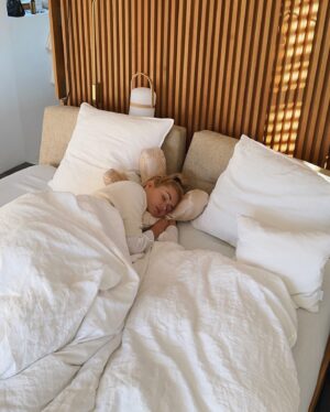 Pamela Reif Instagram - hi 2025 🦋 honestly not how I imagined spending the festive days, but it is what it is 🫶🏼 started with a week of flu, fever, not being able to eat, nausea, dizziness, body aches, etc….. and theeeen we ended up in a pretty intense pneumonia (Lungenentzündung) 🫁🙄 I have no voice, I can only whisper and the only thing I’m training right now is: breathing 😅 

But I‘m definitely better than a week ago. I’m eating (the only thing I really have appetite for is MILK RICE haha), I’ve watched every romantic movie on earth & as you can seeeee I started painting textured waves & butterflies, sitting on the edge of my bed 🦋 

I actually planned a 2000 Step Cardio to kickstart January but right now I’m not kickstarting anything 😂 I will upload the Hip   Leg Mobility workout first and then we need to see when my lungs allow anything that comes close to cardio 🥹 

Ladida, I wish you a great start into the year 🤍 may all your wishes come true & discipline lead you to the place you belong. 2025 will be amazing, I can already feel it ✨✨✨