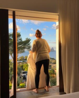 Pamela Reif Instagram - hi 2025 🦋 honestly not how I imagined spending the festive days, but it is what it is 🫶🏼 started with a week of flu, fever, not being able to eat, nausea, dizziness, body aches, etc….. and theeeen we ended up in a pretty intense pneumonia (Lungenentzündung) 🫁🙄 I have no voice, I can only whisper and the only thing I’m training right now is: breathing 😅 

But I‘m definitely better than a week ago. I’m eating (the only thing I really have appetite for is MILK RICE haha), I’ve watched every romantic movie on earth & as you can seeeee I started painting textured waves & butterflies, sitting on the edge of my bed 🦋 

I actually planned a 2000 Step Cardio to kickstart January but right now I’m not kickstarting anything 😂 I will upload the Hip   Leg Mobility workout first and then we need to see when my lungs allow anything that comes close to cardio 🥹 

Ladida, I wish you a great start into the year 🤍 may all your wishes come true & discipline lead you to the place you belong. 2025 will be amazing, I can already feel it ✨✨✨
