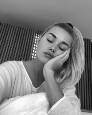Pamela Reif Instagram - hi 2025 🦋 honestly not how I imagined spending the festive days, but it is what it is 🫶🏼 started with a week of flu, fever, not being able to eat, nausea, dizziness, body aches, etc….. and theeeen we ended up in a pretty intense pneumonia (Lungenentzündung) 🫁🙄 I have no voice, I can only whisper and the only thing I’m training right now is: breathing 😅 

But I‘m definitely better than a week ago. I’m eating (the only thing I really have appetite for is MILK RICE haha), I’ve watched every romantic movie on earth & as you can seeeee I started painting textured waves & butterflies, sitting on the edge of my bed 🦋 

I actually planned a 2000 Step Cardio to kickstart January but right now I’m not kickstarting anything 😂 I will upload the Hip   Leg Mobility workout first and then we need to see when my lungs allow anything that comes close to cardio 🥹 

Ladida, I wish you a great start into the year 🤍 may all your wishes come true & discipline lead you to the place you belong. 2025 will be amazing, I can already feel it ✨✨✨