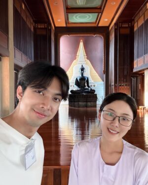 Parada Thitawachira Instagram - วันนี้เป็นวันสุดท้ายของปีแล้วค่ะ :) สไมล์ได้มีโอกาสไปปฎิบัติธรรมมา ทุกคนร่วมอนุโมทนาบุญร่วมกันนะคะ 🤍

ใครที่ได้อ่านข้อความนี้ สไมล์อยากใช้โอกาสนี้ขอบคุณทุกคน และ ผู้ใหญ่ทุกท่าน ขอบคุณสำหรับความหวังดีที่มอบให้เสมอ
ขอบคุณทุกการช่วยเหลือ ทุกความทรงจำ และ ทุกโอกาสที่หยิบยื่นให้
ขอบคุณที่ยังคงนึกถึงกัน และอยู่เคียงข้างกันในวันที่ง่ายและยาก

หากปีนี้ สไมล์เคยทำอะไรที่ทำให้ใครเสียใจโดยไม่ได้ตั้งใจ
ขออภัยจากใจจริงนะคะ มาปล่อยวางทุกสิ่งในปีเก่าไว้เบื้องหลัง
แล้วก้าวไปข้างหน้าด้วยกันนะคะ :) 🤍🙏🏻

ขอให้ปี 2025 เป็นปีแห่งการเริ่มต้นใหม่
เต็มไปด้วยความสุข ความสงบ และ มีความหมายสำหรับทุกคนค่ะ :)