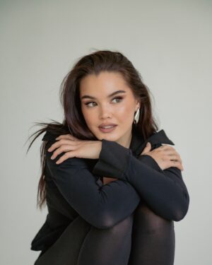 Paris Berelc Instagram - they should call it a peach box ;)

photographer: @addi.oconnor 
styling: @annieleaston 
makeup: @paulyblanch
