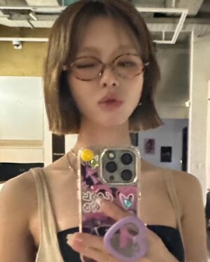 Park Cho-a Instagram - #20240927 
#selfie📸
#hapakristin👀
#miumiu🕶️
#prada👜
#assemblestation👗