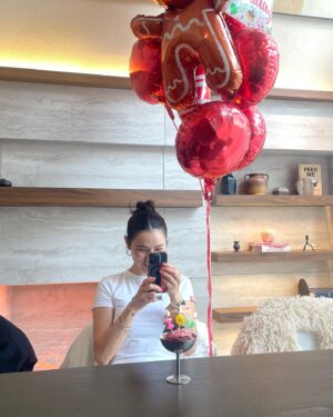 Park Ka-hi Instagram - 친구들이 만들어준 생일 축하 참 오랜만이었다
파티랑 거리가 멀게 살았던 탓일까
어색하기도 했다
근데 참 활짝도 웃었네
어려운 시국 인지라
이렇게 감사한 점심식사 자리였는데도 조용히 흘러보냈다
고마워요 그대둘🤍

#이게작년생일#크으🎀