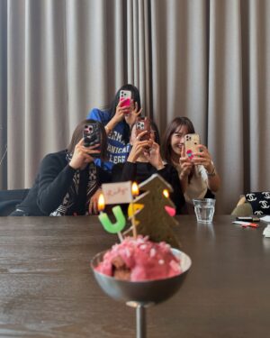 Park Ka-hi Instagram - 친구들이 만들어준 생일 축하 참 오랜만이었다
파티랑 거리가 멀게 살았던 탓일까
어색하기도 했다
근데 참 활짝도 웃었네
어려운 시국 인지라
이렇게 감사한 점심식사 자리였는데도 조용히 흘러보냈다
고마워요 그대둘🤍

#이게작년생일#크으🎀