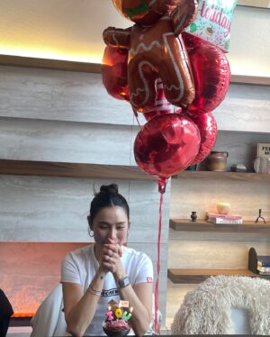 Park Ka-hi Instagram - 친구들이 만들어준 생일 축하 참 오랜만이었다
파티랑 거리가 멀게 살았던 탓일까
어색하기도 했다
근데 참 활짝도 웃었네
어려운 시국 인지라
이렇게 감사한 점심식사 자리였는데도 조용히 흘러보냈다
고마워요 그대둘🤍

#이게작년생일#크으🎀