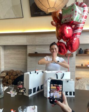 Park Ka-hi Instagram - 친구들이 만들어준 생일 축하 참 오랜만이었다
파티랑 거리가 멀게 살았던 탓일까
어색하기도 했다
근데 참 활짝도 웃었네
어려운 시국 인지라
이렇게 감사한 점심식사 자리였는데도 조용히 흘러보냈다
고마워요 그대둘🤍

#이게작년생일#크으🎀