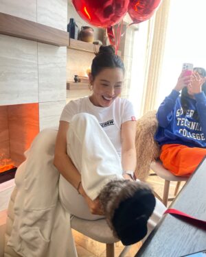 Park Ka-hi Instagram - 친구들이 만들어준 생일 축하 참 오랜만이었다
파티랑 거리가 멀게 살았던 탓일까
어색하기도 했다
근데 참 활짝도 웃었네
어려운 시국 인지라
이렇게 감사한 점심식사 자리였는데도 조용히 흘러보냈다
고마워요 그대둘🤍

#이게작년생일#크으🎀