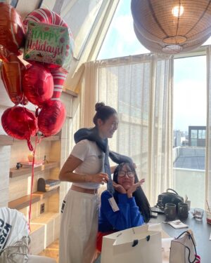 Park Ka-hi Instagram - 친구들이 만들어준 생일 축하 참 오랜만이었다
파티랑 거리가 멀게 살았던 탓일까
어색하기도 했다
근데 참 활짝도 웃었네
어려운 시국 인지라
이렇게 감사한 점심식사 자리였는데도 조용히 흘러보냈다
고마워요 그대둘🤍

#이게작년생일#크으🎀