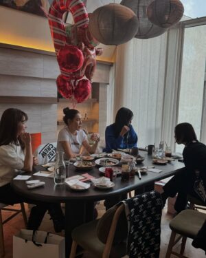 Park Ka-hi Instagram - 친구들이 만들어준 생일 축하 참 오랜만이었다
파티랑 거리가 멀게 살았던 탓일까
어색하기도 했다
근데 참 활짝도 웃었네
어려운 시국 인지라
이렇게 감사한 점심식사 자리였는데도 조용히 흘러보냈다
고마워요 그대둘🤍

#이게작년생일#크으🎀