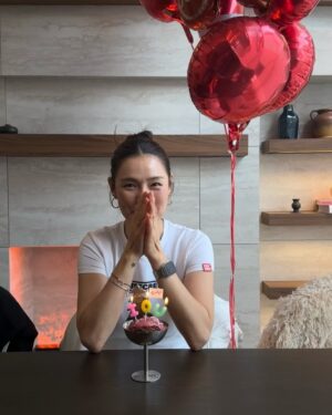 Park Ka-hi Instagram - 친구들이 만들어준 생일 축하 참 오랜만이었다
파티랑 거리가 멀게 살았던 탓일까
어색하기도 했다
근데 참 활짝도 웃었네
어려운 시국 인지라
이렇게 감사한 점심식사 자리였는데도 조용히 흘러보냈다
고마워요 그대둘🤍

#이게작년생일#크으🎀