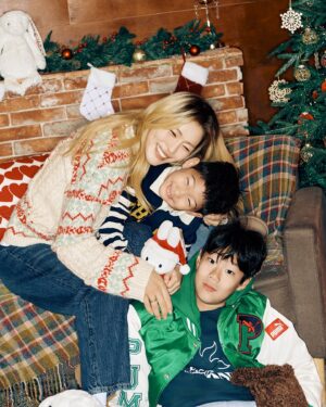 Park Ka-hi Instagram - 두 밤 자면 산타 할아버지 오신다~ Merry Christmas 🎄 
캐리마켓이 있으니 산타 걱정 없네요~😎❤️