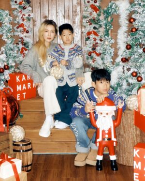 Park Ka-hi Instagram - 두 밤 자면 산타 할아버지 오신다~ Merry Christmas 🎄 
캐리마켓이 있으니 산타 걱정 없네요~😎❤️