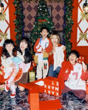 Park Ka-hi Instagram - 두 밤 자면 산타 할아버지 오신다~ Merry Christmas 🎄 
캐리마켓이 있으니 산타 걱정 없네요~😎❤️