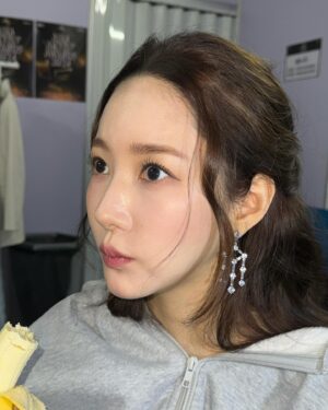 Park Min-young Instagram - 감사합니다 🩵