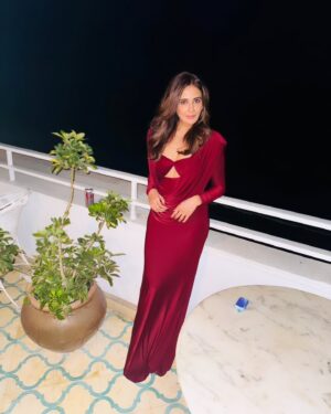 Parul Yadav Instagram - Tinsel in my hair, holiday cheer in the air, and a heart full of joy!! Let’s spread happiness!🌲🔥

#MerryExtraMas #ParulYadav #Christmas2024 #MerryChristmas #SeasonofJoy