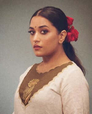 Parvathy R Krishna Instagram - இயற்கை ♥️🌴

📸 : @jibinartist @plan.b.actions 
Styling @styled_by_vinnyfrancis 
Outfit : @vinny_stylecode 
MUAH : @vasan_makeupartist 
Accessories : @urvasi_ernakulam

Thank you @homelander_efx 🤘
