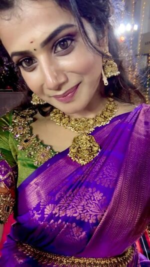 Parvathy Venkitaramanan Instagram - Cooking up some Pongal Magic coming soon on @suntv 💜

Jewellery @chennai_jazz 
Blouse @shringartrends
Hairstyle @tamilarasi_hair_stylist