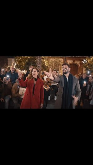 Pastora Soler Instagram - A veces en esta profesión ocurren cosas por las que todo lo vivido merece la pena, son regalos que aparecen en el camino y lo del pasado viernes fue uno de esos momentos.. 

Ver como la gente se emocionaba al escuchar el himno navideño de nuestra tierra , como coreaban y cantaban desde el corazón, las ganas  y nostalgia de mi querido Antoñito acordándose de su abuela y de los suyos, el recuerdo de mi padre encendiendo la chimenea en los días de diciembre, la vuelta a casa , a Andalucía después de tantos viajes, los músicos, la familia, las luces, los recuerdos, el agradecimiento… 

Nuestra Navidad mi gente! 🎄

Gracias por este regalo @16escalones @canalsurradiotv @molinaoficial_ 

Feliz Navidad ❤️

#navidadencanalsur #nuestranavidad #regalitosdelavida