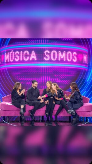 Pastora Soler Instagram - 💥¡¡MI AMIGA Y ADORADA @vanesamartin_ me ha escrito y compuesto una canción!! Perfecta, sensible, intensa, hermosa, nueva, inédita, nuestra. ¡¿Pero qué locura es esta?! Logro vital desbloqueado 😍

🤍¡¡MI PÓKER DE DIOSAS, JUNTAS!! Desde hace muchos años conozco, amo y admiro a estas mujeres poderosas y brillantes que encima son mis amigas. En este especial de @somosmusicacs por mi vuelta, de la mano de mi @tmoreno73, han movido cielo y tierra para estar por sorpresa y recordarnos que nos tenemos y nos queremos de una forma muy sincera y muy pura.

🌟¡ESTO ES UNA ABSOLUTA BARBARIDAD!: @pastora_soler @evagonzalezoficial  @vanesamartin_ y servidora pudiendo abrazarnos, apoyarnos y celebrarnos… unidas y desde cerquita. MI GRAN NOCHE es mucha gran noche… y las que te rondaré morena. ¡¡Qué suerte tengo de teneros, AMIGAS!!

🥹¡¡GRACIAS POR REGALARME UNO DE LOS MOMENTOS MÁS FELICES DE MI VIDA!! ¡¡OS AMO!!
