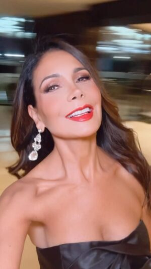Patricia Manterola Instagram - Yo me siento toda una #KillerBabe DIVINA cuando me pongo Tacones   vestido   labios rojos 😊 ¿Y tu cómo te sientes toda una KillerBabe? 🔥🔥🔥