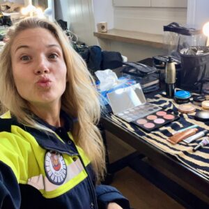 Patricia Montero Instagram - La chunga de Rocío se deja caer por #MachosAlfa3 @netflixes 🤣👮‍♀️ 

1. Con @raultejon 
2. Circule por favor 🤣
3. Crossfitera MODO ON
4. Miradas que matan 🫣
5. Rocío de noche 
6. Rocío de día @feleman 
7. Espalda Crossfitera 
8. Make Up Time 

Siempre un placer formar parte! Enhorabuena por esta pedazo de serie @contuberniofilms GRACIAS @alber_caballero @lauracaballero_ 

📸 3 y 7 @manuelfiestas