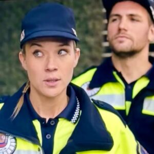 Patricia Montero Instagram - La chunga de Rocío se deja caer por #MachosAlfa3 @netflixes 🤣👮‍♀️ 

1. Con @raultejon 
2. Circule por favor 🤣
3. Crossfitera MODO ON
4. Miradas que matan 🫣
5. Rocío de noche 
6. Rocío de día @feleman 
7. Espalda Crossfitera 
8. Make Up Time 

Siempre un placer formar parte! Enhorabuena por esta pedazo de serie @contuberniofilms GRACIAS @alber_caballero @lauracaballero_ 

📸 3 y 7 @manuelfiestas