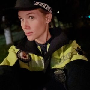 Patricia Montero Instagram - La chunga de Rocío se deja caer por #MachosAlfa3 @netflixes 🤣👮‍♀️ 

1. Con @raultejon 
2. Circule por favor 🤣
3. Crossfitera MODO ON
4. Miradas que matan 🫣
5. Rocío de noche 
6. Rocío de día @feleman 
7. Espalda Crossfitera 
8. Make Up Time 

Siempre un placer formar parte! Enhorabuena por esta pedazo de serie @contuberniofilms GRACIAS @alber_caballero @lauracaballero_ 

📸 3 y 7 @manuelfiestas