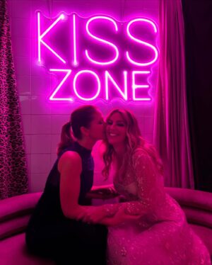 Paula Lobo Antunes Instagram - It’s all about the Love!!!
I kissed the 👰‍♂️❤️
Que noite mais linda 🤩