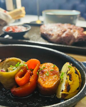 Paula Neves Instagram - Hoje fomos conhecer o restaurante Aires no Estoril. Um ambiente muito acolhedor, ao som de Gotan Project, com comida Argentina pura.
Viajámos até lá, desde o atendimento, ao vinho e aos sabores.
E a carne?? Hummmm…desfazia-se na boca ❤️ 
Adorámos! Sem dúvida a repetir 

@aires.estoril