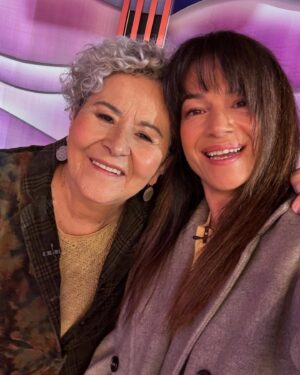 Paula Neves Instagram - Hoje no @doisas10tvi a falar sobre a estreia de Vizinhos Para Sempre amanhã à noite na @tvioficial  e na @primevideopt, com a @cuchacarvalheiro e o @claudio_ramos !
Está quase!! 🎬