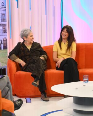 Paula Neves Instagram - Hoje no @doisas10tvi a falar sobre a estreia de Vizinhos Para Sempre amanhã à noite na @tvioficial  e na @primevideopt, com a @cuchacarvalheiro e o @claudio_ramos !
Está quase!! 🎬