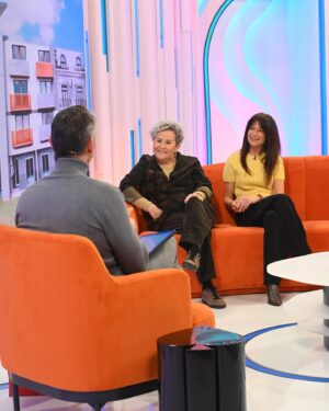 Paula Neves Instagram - Hoje no @doisas10tvi a falar sobre a estreia de Vizinhos Para Sempre amanhã à noite na @tvioficial  e na @primevideopt, com a @cuchacarvalheiro e o @claudio_ramos !
Está quase!! 🎬