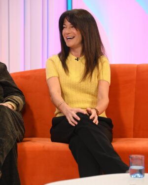 Paula Neves Instagram - Hoje no @doisas10tvi a falar sobre a estreia de Vizinhos Para Sempre amanhã à noite na @tvioficial  e na @primevideopt, com a @cuchacarvalheiro e o @claudio_ramos !
Está quase!! 🎬