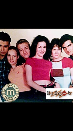 Paula Neves Instagram - Riscos foi uma série juvenil exibida pela RTP entre 1997 e 1998, abordando temas sociais e problemas enfrentados pelos jovens, tornando-se um marco na ficção portuguesa da época. Quem via? 🙋

#millennials #portugal #millennialsportugal #brand #tvad #tv #00s #anos90 #anos00 #90s #viral #foryou #fun #memorias #historia #memories #reels #now #today

DM for credit or removal request (no copyright intended) ©️ All rights and credits reserved to the respective owner(s)