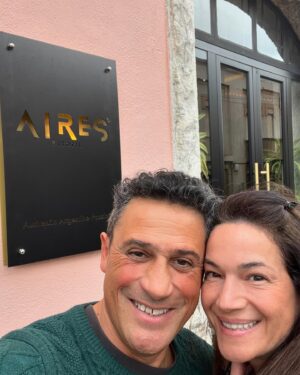 Paula Neves Instagram - Hoje fomos conhecer o restaurante Aires no Estoril. Um ambiente muito acolhedor, ao som de Gotan Project, com comida Argentina pura.
Viajámos até lá, desde o atendimento, ao vinho e aos sabores.
E a carne?? Hummmm…desfazia-se na boca ❤️ 
Adorámos! Sem dúvida a repetir 

@aires.estoril