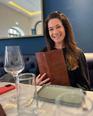 Paula Neves Instagram - Hoje fomos conhecer o restaurante Aires no Estoril. Um ambiente muito acolhedor, ao som de Gotan Project, com comida Argentina pura.
Viajámos até lá, desde o atendimento, ao vinho e aos sabores.
E a carne?? Hummmm…desfazia-se na boca ❤️ 
Adorámos! Sem dúvida a repetir 

@aires.estoril