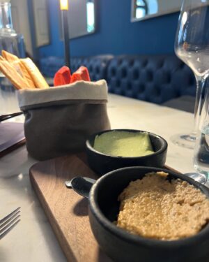 Paula Neves Instagram - Hoje fomos conhecer o restaurante Aires no Estoril. Um ambiente muito acolhedor, ao som de Gotan Project, com comida Argentina pura.
Viajámos até lá, desde o atendimento, ao vinho e aos sabores.
E a carne?? Hummmm…desfazia-se na boca ❤️ 
Adorámos! Sem dúvida a repetir 

@aires.estoril