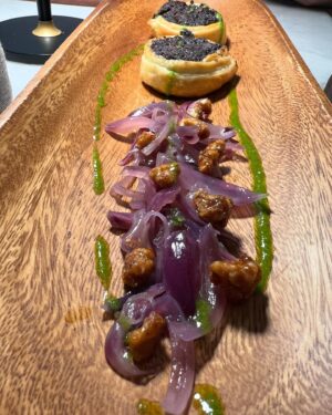 Paula Neves Instagram - Hoje fomos conhecer o restaurante Aires no Estoril. Um ambiente muito acolhedor, ao som de Gotan Project, com comida Argentina pura.
Viajámos até lá, desde o atendimento, ao vinho e aos sabores.
E a carne?? Hummmm…desfazia-se na boca ❤️ 
Adorámos! Sem dúvida a repetir 

@aires.estoril