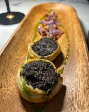 Paula Neves Instagram - Hoje fomos conhecer o restaurante Aires no Estoril. Um ambiente muito acolhedor, ao som de Gotan Project, com comida Argentina pura.
Viajámos até lá, desde o atendimento, ao vinho e aos sabores.
E a carne?? Hummmm…desfazia-se na boca ❤️ 
Adorámos! Sem dúvida a repetir 

@aires.estoril