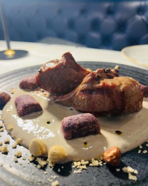 Paula Neves Instagram - Hoje fomos conhecer o restaurante Aires no Estoril. Um ambiente muito acolhedor, ao som de Gotan Project, com comida Argentina pura.
Viajámos até lá, desde o atendimento, ao vinho e aos sabores.
E a carne?? Hummmm…desfazia-se na boca ❤️ 
Adorámos! Sem dúvida a repetir 

@aires.estoril