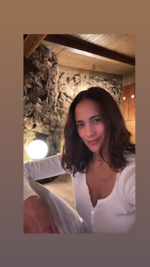Paula Patton Instagram - I Have No Use For the Past 🌬️🌬️🌬️🌬️
 -Eckhart Tolle- 💚