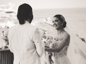 Paulina Gaitán Instagram - Ver a tus amigos así… no tiene precio.

El amor es elegir a alguien cada día, sin condiciones, con el corazón lleno y las manos dispuestas a construir juntos… Amar es encontrar en la felicidad del otro la razón de la propia… por una vida de aventuras! 
los amo @paugaitan @cachephoto