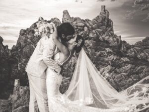 Paulina Gaitán Instagram - Ver a tus amigos así… no tiene precio.

El amor es elegir a alguien cada día, sin condiciones, con el corazón lleno y las manos dispuestas a construir juntos… Amar es encontrar en la felicidad del otro la razón de la propia… por una vida de aventuras! 
los amo @paugaitan @cachephoto