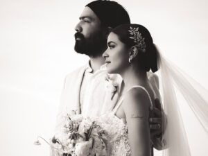Paulina Gaitán Instagram - Ver a tus amigos así… no tiene precio.

El amor es elegir a alguien cada día, sin condiciones, con el corazón lleno y las manos dispuestas a construir juntos… Amar es encontrar en la felicidad del otro la razón de la propia… por una vida de aventuras! 
los amo @paugaitan @cachephoto