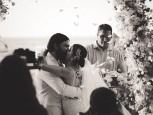 Paulina Gaitán Instagram - Ver a tus amigos así… no tiene precio.

El amor es elegir a alguien cada día, sin condiciones, con el corazón lleno y las manos dispuestas a construir juntos… Amar es encontrar en la felicidad del otro la razón de la propia… por una vida de aventuras! 
los amo @paugaitan @cachephoto