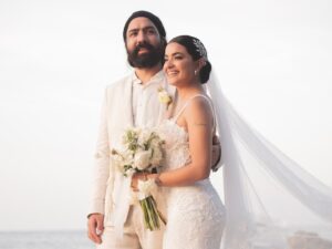 Paulina Gaitán Instagram - Ver a tus amigos así… no tiene precio.

El amor es elegir a alguien cada día, sin condiciones, con el corazón lleno y las manos dispuestas a construir juntos… Amar es encontrar en la felicidad del otro la razón de la propia… por una vida de aventuras! 
los amo @paugaitan @cachephoto