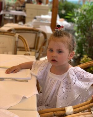 Pelageya Khanova Instagram - 8 лет назад в этот день случилось самое важное знакомство в моей жизни - родилась наша Тася ♥️ А у меня сбылась мечта - познать единственную абсолютную любовь на Земле . 
  Какое же это счастье - день за днём наблюдать удивительное превращение во взрослую и такую интересную личность . Счастье быть самым близким человеком , защищать , утешать , помогать - и всё чаще слышать «я сама !»)) Смеяться над её шутками , и слышать самый родной смех , когда она счастлива . Знакомить её с миром ,  болтать обо всём на свете , отвечать (иногда заодно и себе ) на миллионы самых главных вопросов - и обнимать бесконечное количество раз за день . Счастье - заново проживать жизнь и видеть , как же она чудесна и совершенна . Счастье - быть Тасиной мамой ♥️ 
Желаю тебе здоровья и всей радости на свете , моя Бубусенька ! 🐿️