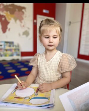 Pelageya Khanova Instagram - 8 лет назад в этот день случилось самое важное знакомство в моей жизни - родилась наша Тася ♥️ А у меня сбылась мечта - познать единственную абсолютную любовь на Земле . 
  Какое же это счастье - день за днём наблюдать удивительное превращение во взрослую и такую интересную личность . Счастье быть самым близким человеком , защищать , утешать , помогать - и всё чаще слышать «я сама !»)) Смеяться над её шутками , и слышать самый родной смех , когда она счастлива . Знакомить её с миром ,  болтать обо всём на свете , отвечать (иногда заодно и себе ) на миллионы самых главных вопросов - и обнимать бесконечное количество раз за день . Счастье - заново проживать жизнь и видеть , как же она чудесна и совершенна . Счастье - быть Тасиной мамой ♥️ 
Желаю тебе здоровья и всей радости на свете , моя Бубусенька ! 🐿️